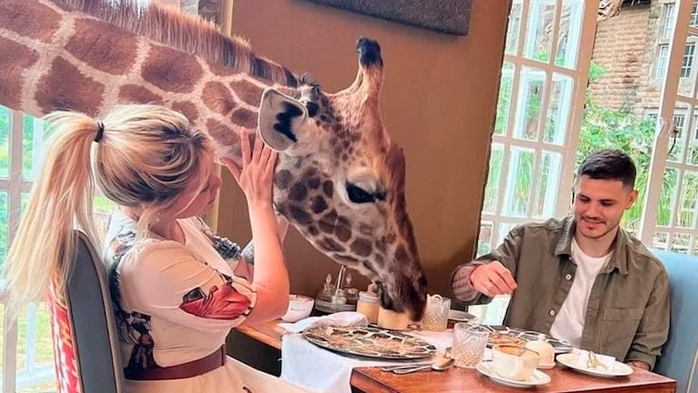 Wanda, Mauro y una jirafa en Kenia.