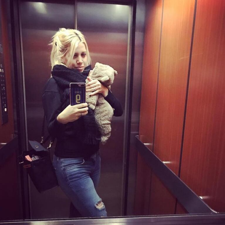 ¿Wanda Nara agarró mal a la beba por sacarse selfies?