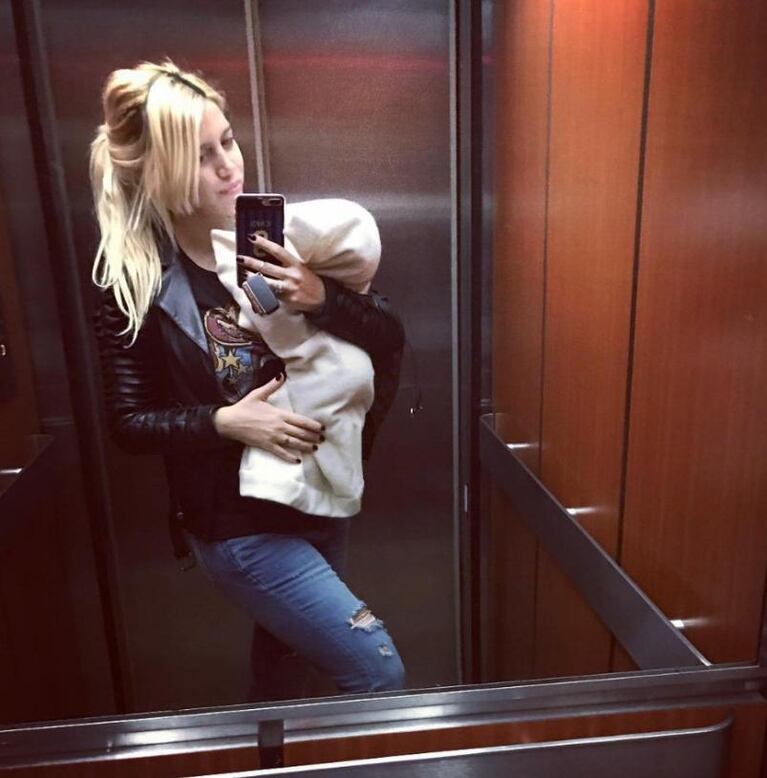 ¿Wanda Nara agarró mal a la beba por sacarse selfies?