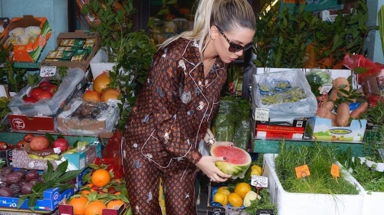 Wanda Nara fue a la verdulería con un conjunto estilo "pijama".