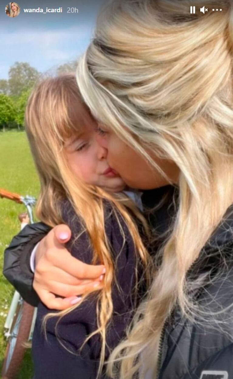 Wanda Nara subió una foto con su hija y un gesto generó polémica