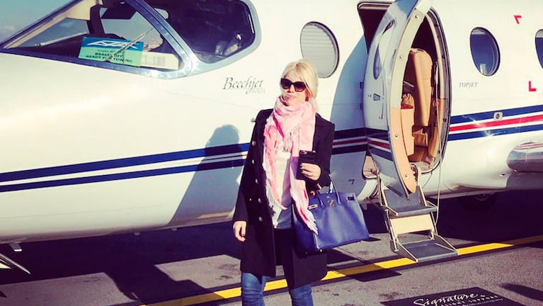 Wanda posando frente al avión privado de su marido. 