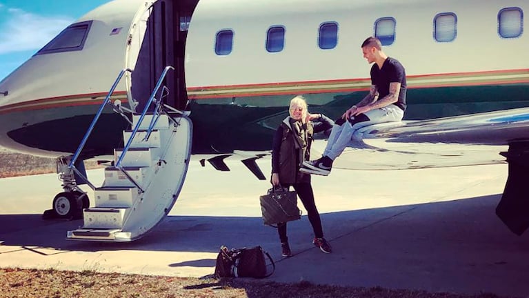 Wanda y Mauro posando en el avión privado que los llevó al sur.