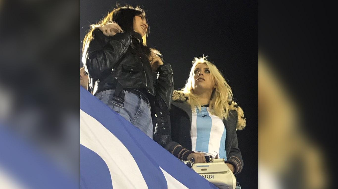 Wanda y Nara se pusieron una campera arriba de la camiseta en el estadio.