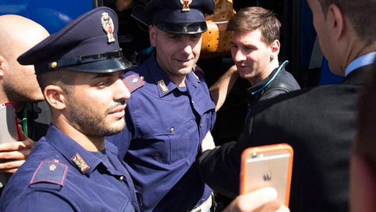 "Whisky"... los policías se sacaron una selfie con Messi y los retaron. 