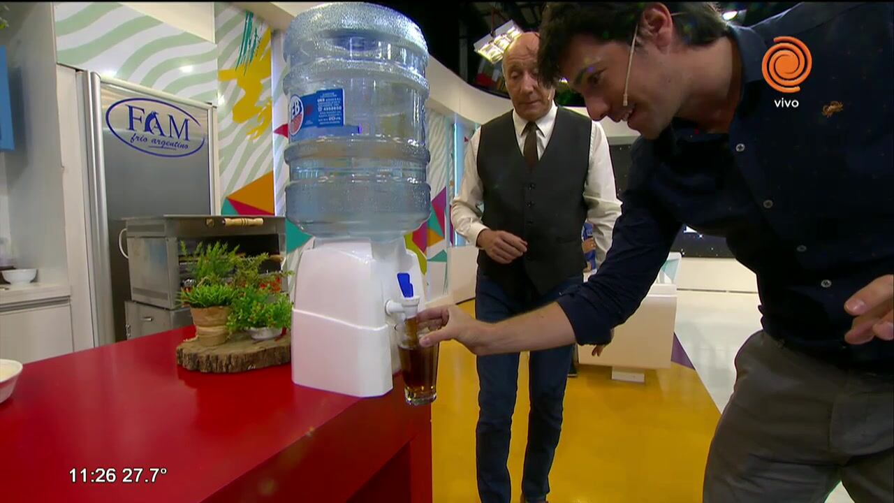 Willy Magia transforma el agua en fernet