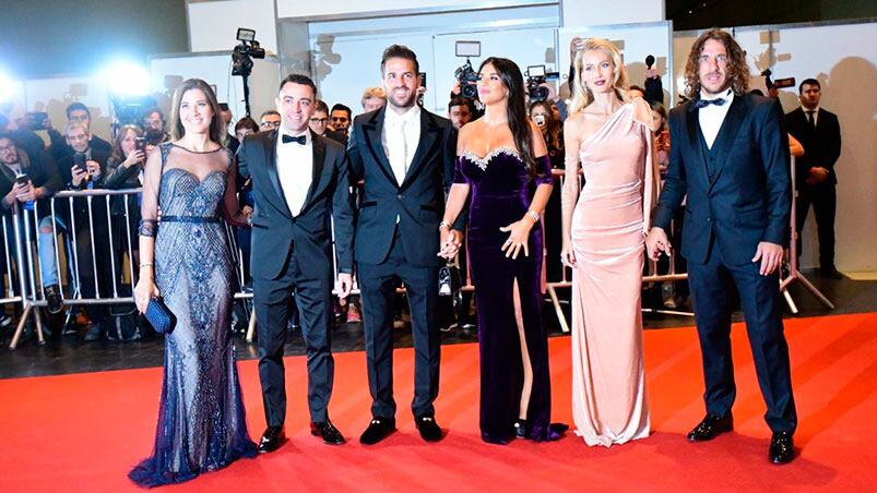 Xavi Hernández, Cesc Fábregas y Carles Puyol con sus respectivas parejas. Foto: Clarín.