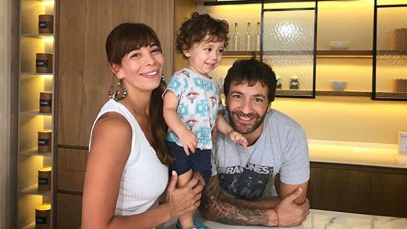 Ximena junto a su marido y su hijo. 