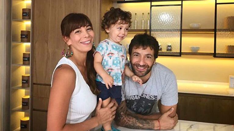 Ximena junto a su marido y su hijo.