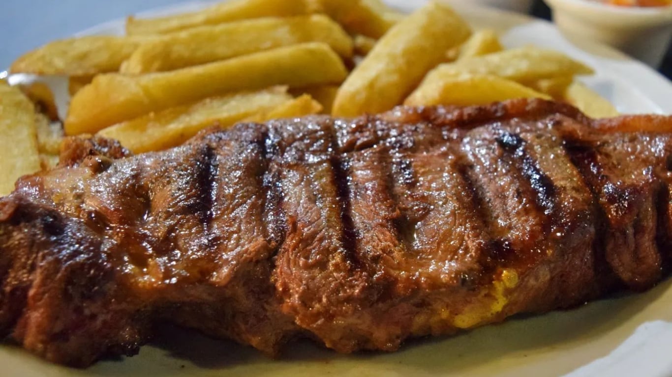 Y para los que no quieran minutos, el bodegón ofrece platos variados, como el bife de chorizo. Foto: Instagram / @restochacabuco