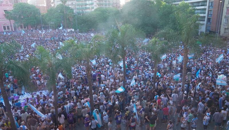 Ya hubo multitudinarios festejos en todo el país tras la victoria en semis.