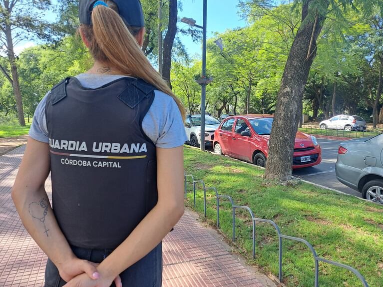 Ya no hay naranjitas en el Parque Sarmiento y colocaron carteles anunciando el estacionamiento gratuito