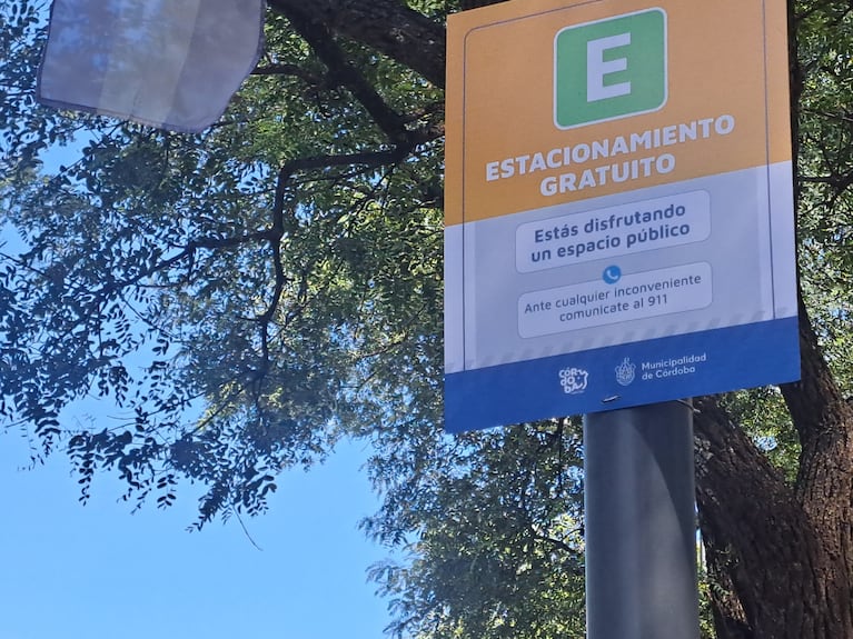 Ya no hay naranjitas en el Parque Sarmiento y colocaron carteles anunciando el estacionamiento gratuito