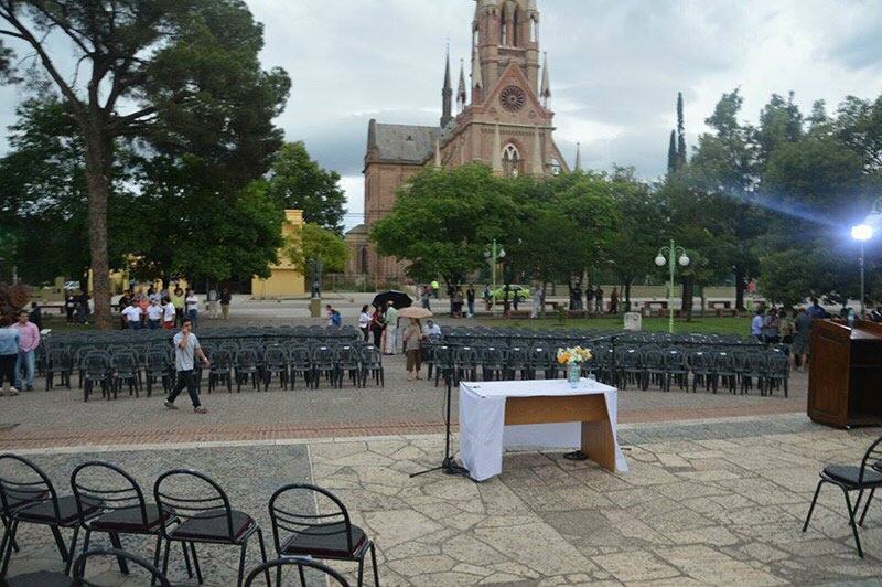 Ya no quedó nadie en la plaza y mudaron el acto adentro de una escuela. Foto: Lucio Casalla / ElDoce.tv