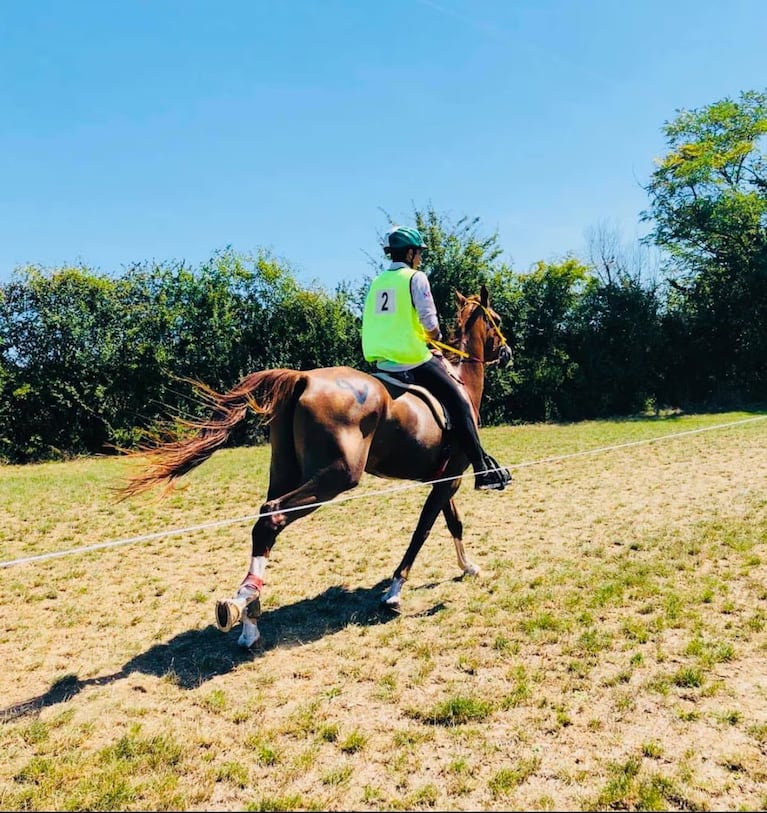 Yair andando a caballo. (Foto: Facebook / Yair Manno