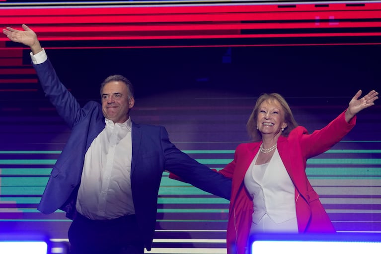 Yamandú Orsi, candidato del Frente Amplio, y su compañera de fórmula Carolina Cosse, A LA derecha, celebran después del cierre de las urnas en la segunda vuelta presidencial en Montevideo, Uruguay, el domingo 24 de noviembre de 2024. (AP foto/Natacha Pisarenko)