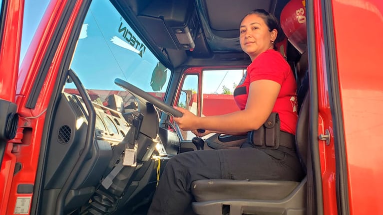 Yamila Barrionuevo, la primera mujer policía en conducir un camión de bomberos.
