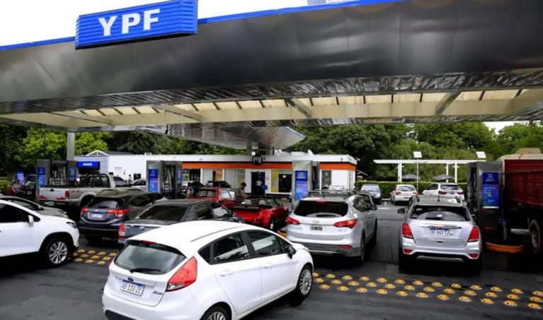 YPF congela el precio de los combustibles por 45 días: qué es el “buffer” que aplicará