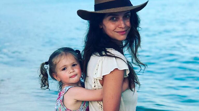 Zaira Nara y su pequeña hija, Malaika, en las playas de México.