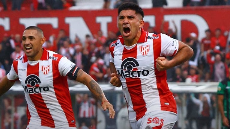 Zalazar y Alarcón festejan el gol de Instituto.