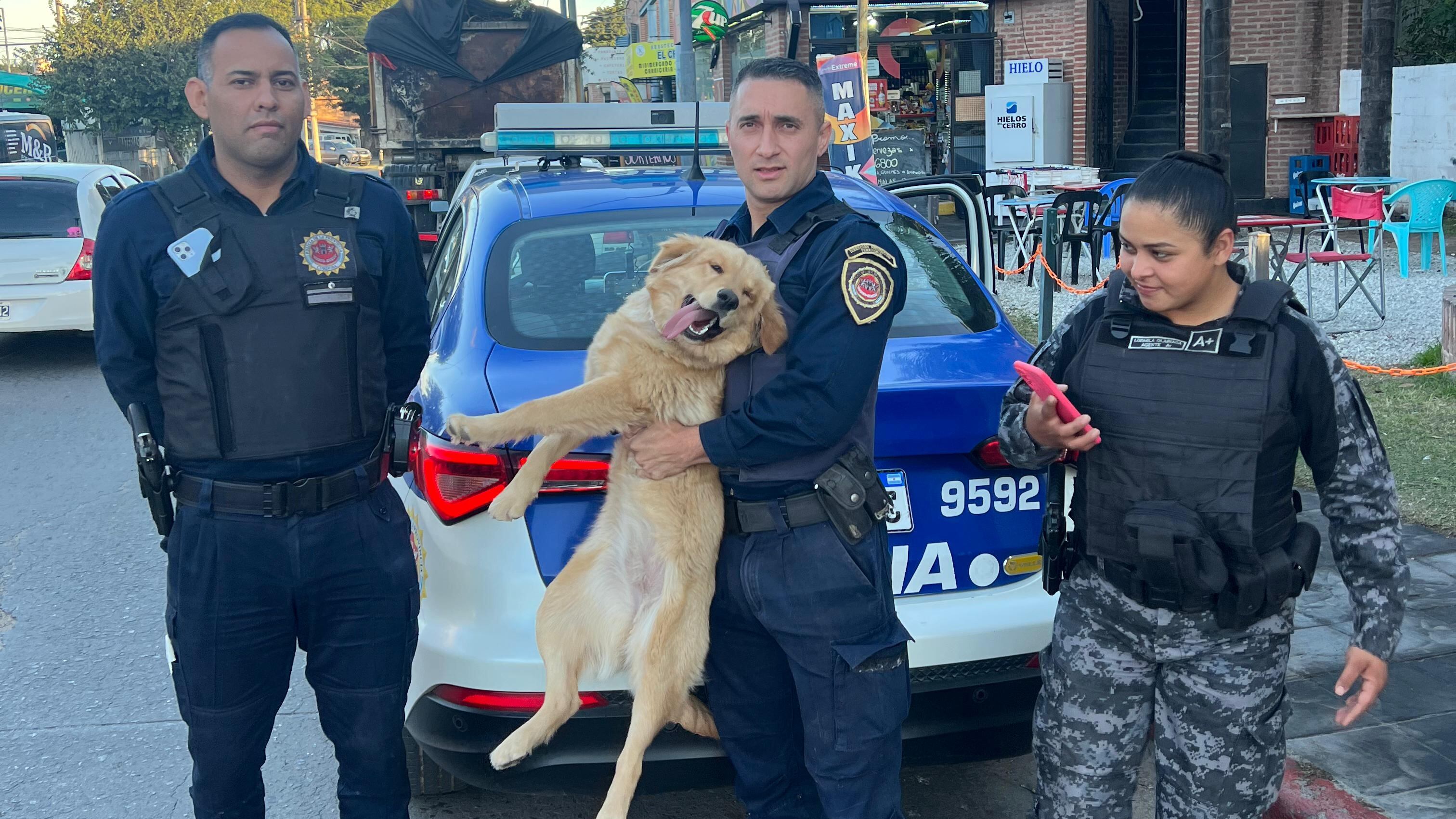 Zami junto a los policías que la encontraron tras ser robada.