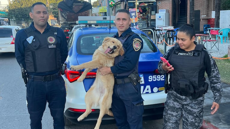 Zami junto a los policías que la encontraron tras ser robada.