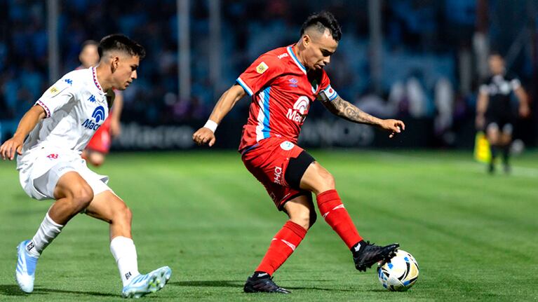 Zelarayán controla ante la marca de un jugador de Tigre. Foto: Belgrano.