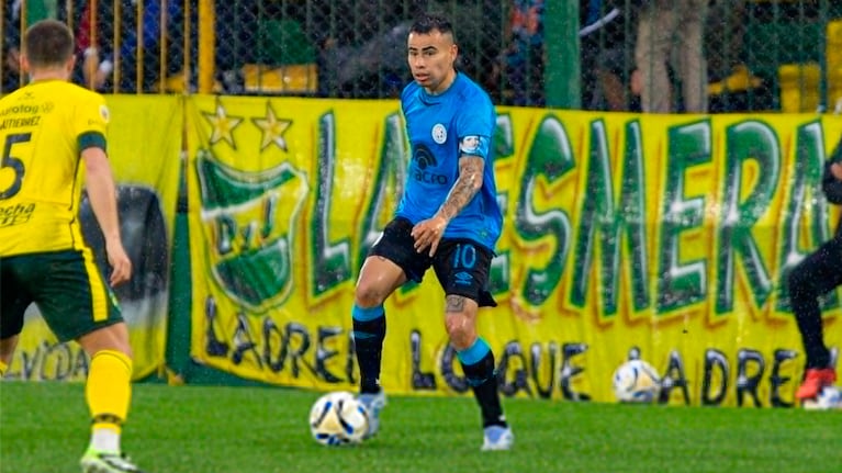 Zelarayán controla la pelota ante la marca de Kevin Gutiérrez. Foto: Prensa Belgrano.