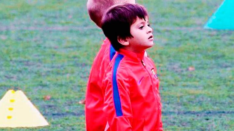 ¿Zurdo o derecho? Thiago sigue los pasos de Lio.